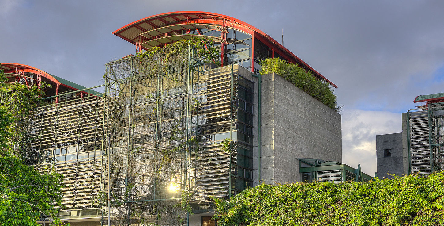 Edificio de oficinas J y R. 2000