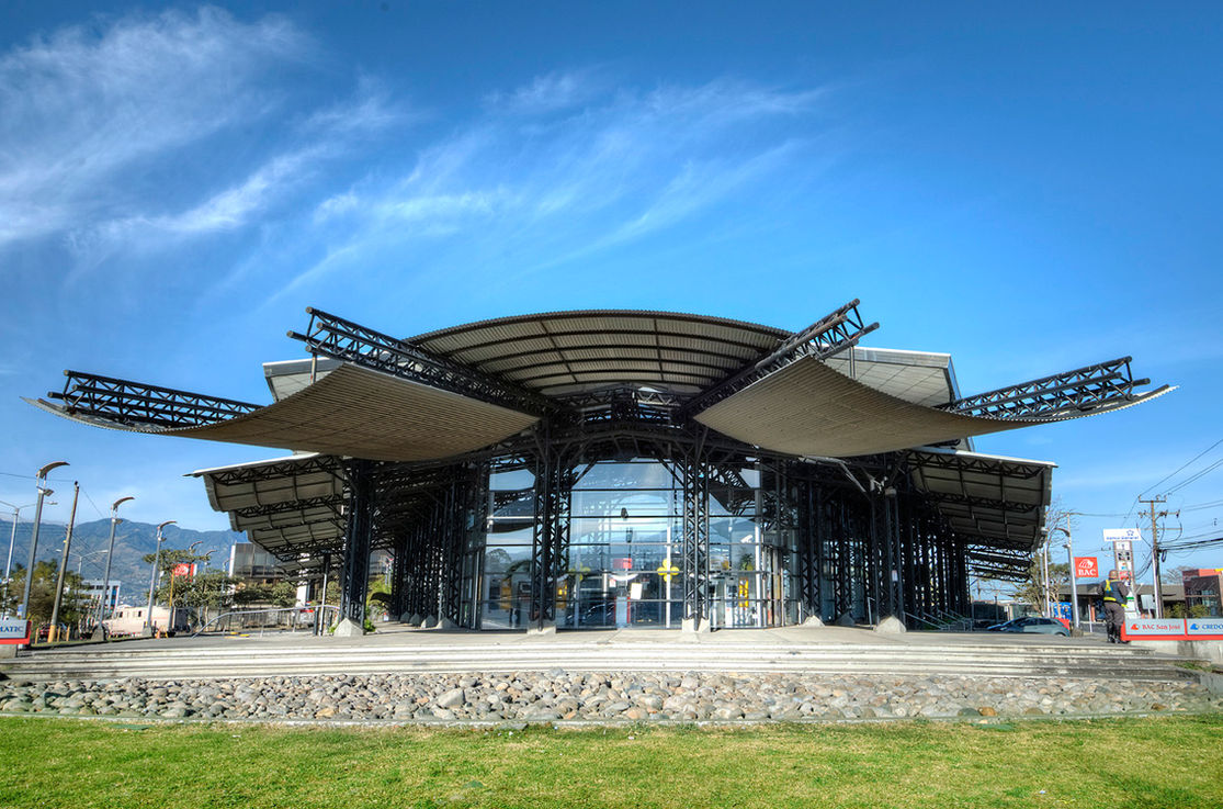 Sucursal BAC La Bandera por el arquitecto Bruno Stagno. 2005