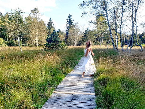 Cécile Bastien thérapeute à Mâcon danse dans la nature