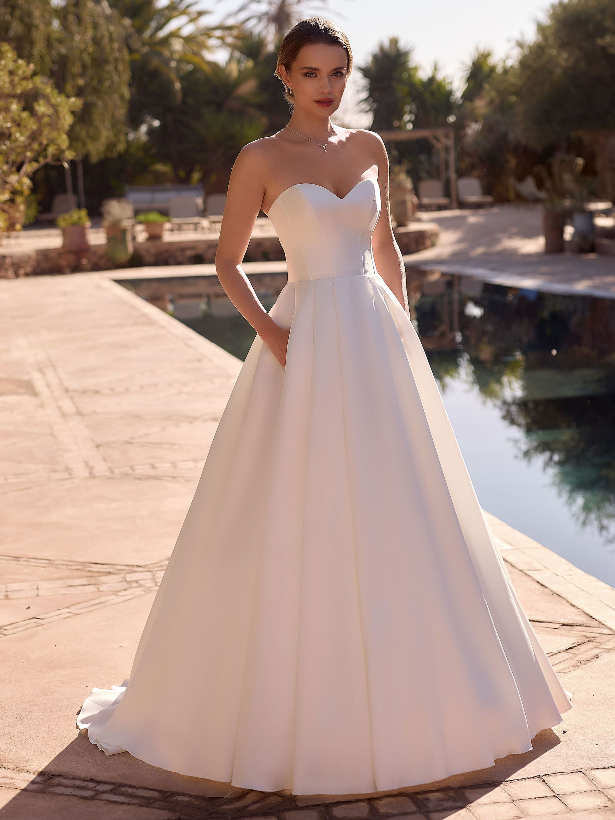 Bianco Evento "Daria" in size 14