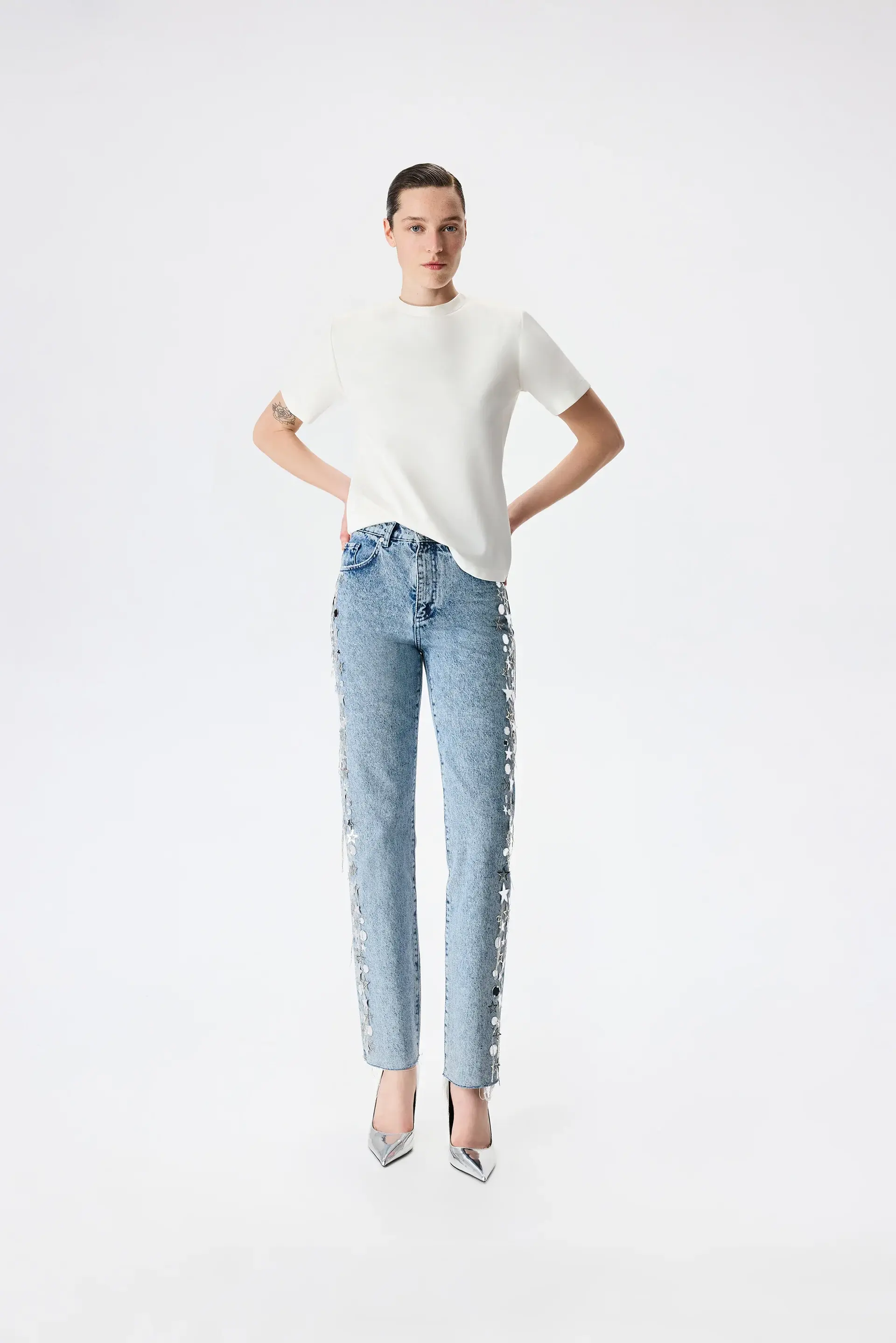 Alicia - T-Shirt With Shoulder Pads in White