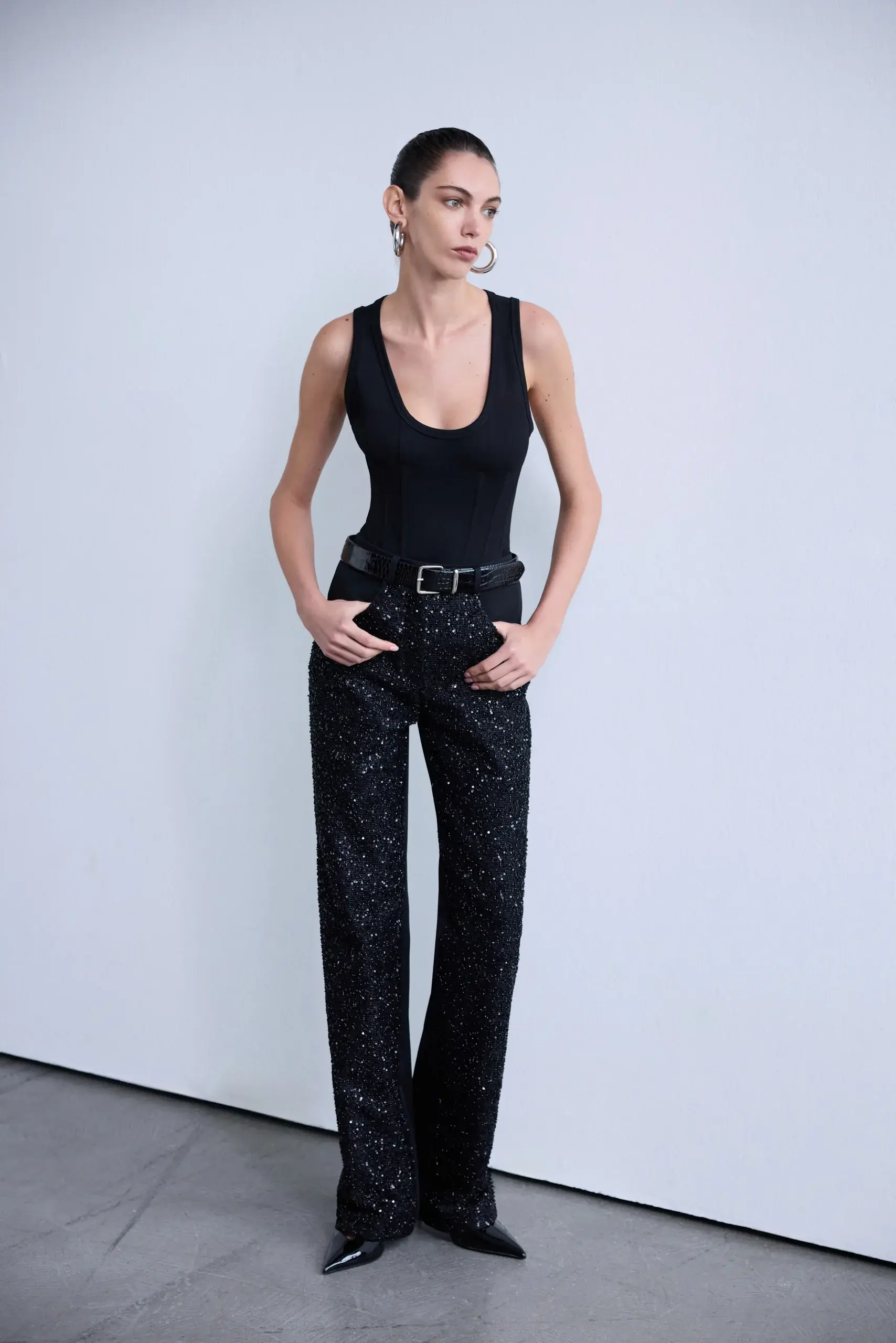 Lilou - Siyah Renkte U Yaka Korse Detaylı Askılı Bluz