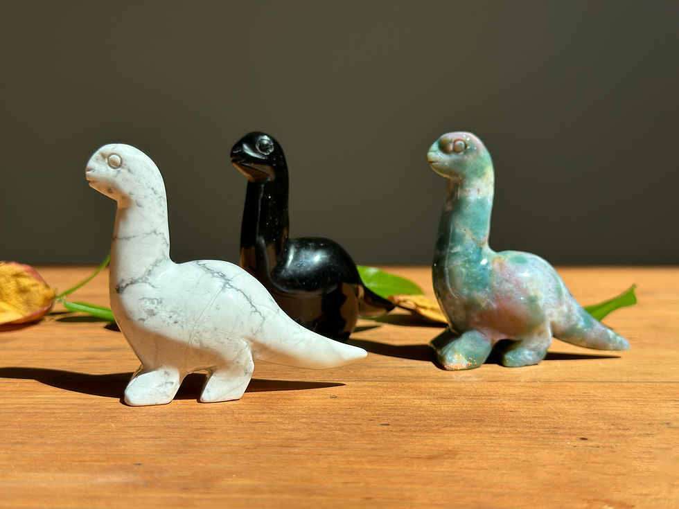 Thumbnail: Dinosaurios tallados a mano/Hand carved dinosaurs