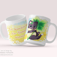 2 Tassen, auf der rechten eine schwarze Katze als Hummel verkleidet, die ein großes vierblättriges Kleeblatt hält. Auf der linken Seite der Spruch "Ein bisschen mit den Hummeln bummeln" in orange auf gelbem Hintergrund.
