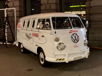 'ZH-220661'_1967_Swiss_Air_Volkswagen_'Samba'_Bus_at_Zurich_Paradeplatz_(Ank_Kumar)_01.jpe