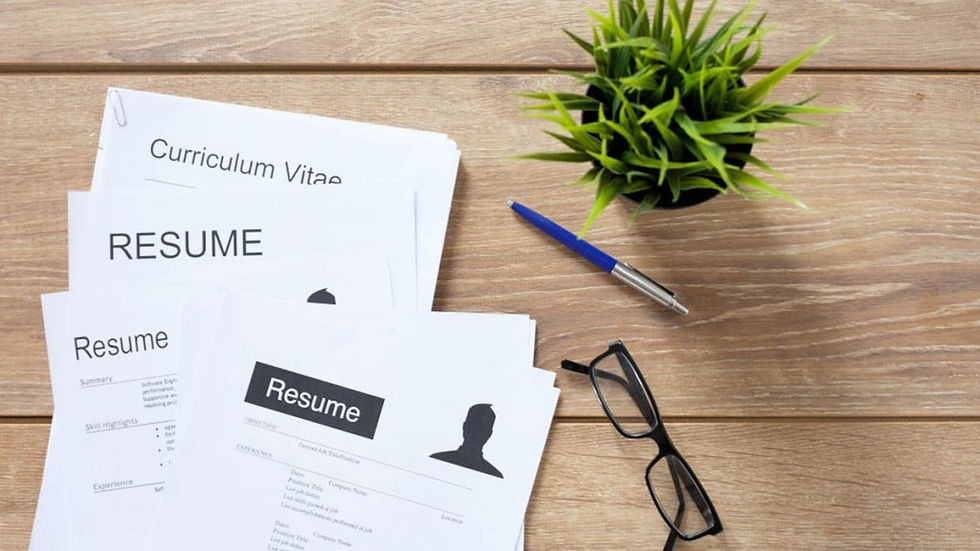 curriculum vitae sobre una mesa