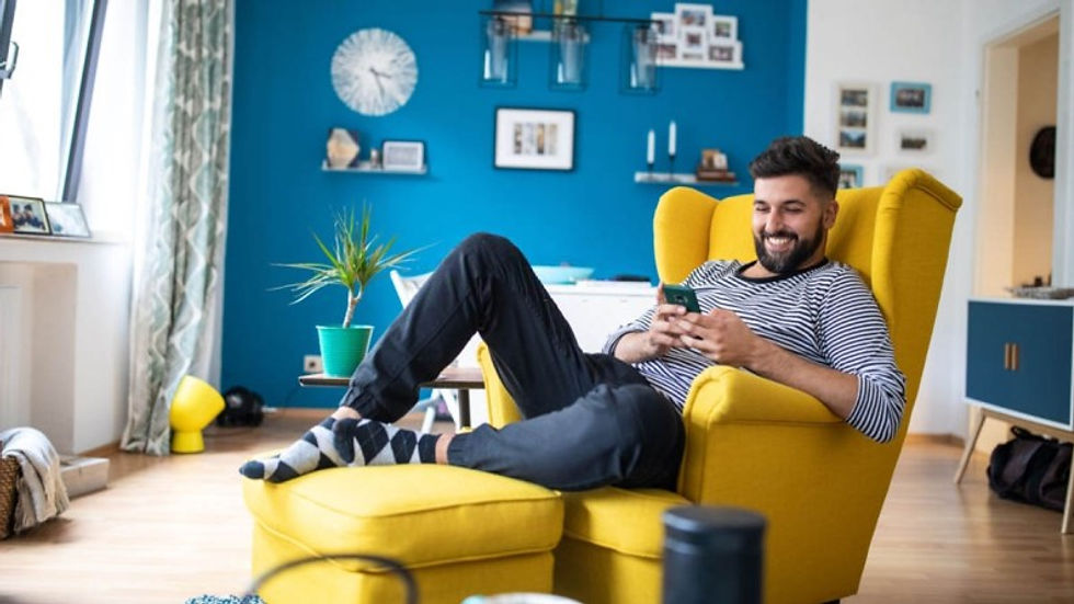 Hombre en casa