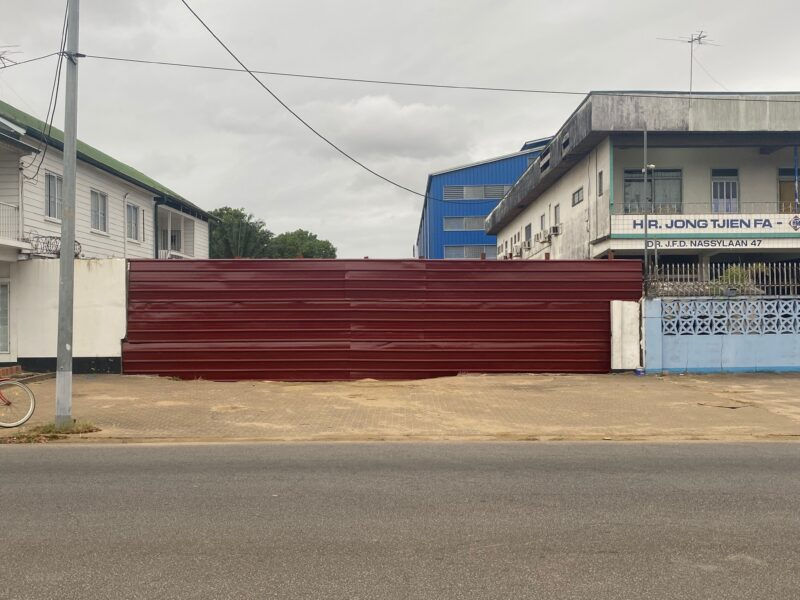 Van het pand resteert niets meer. Het terrein is nu afgezet met zinkplaten