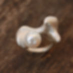 bague "osselet" argent et perle