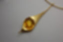 pendentif en or jaune avec une citrine ovale facettée qui représente une cosse de glycine
