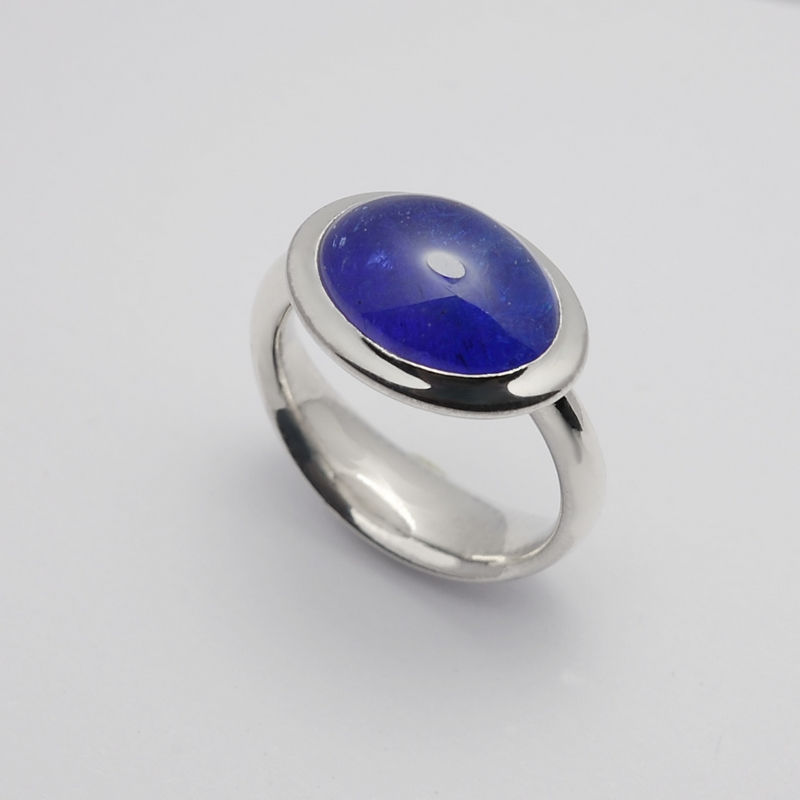 bague TAHIA tanzanite  cette bague est unique, elle est en argent surmontée d'une tanzanite cabochon de 13 mm x 11 mm ,  poid