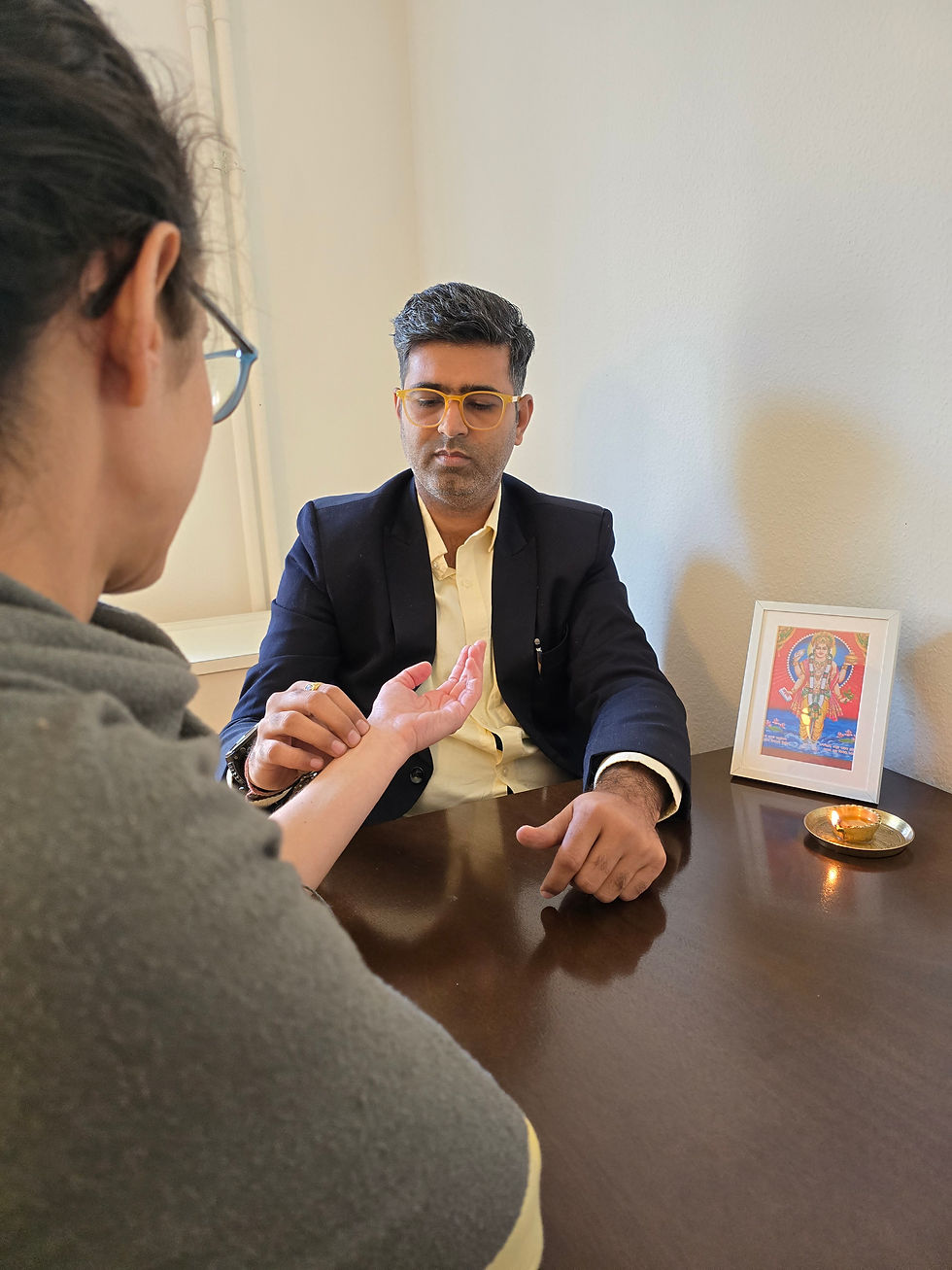 Live consultation with Dr. Gaurav Davee