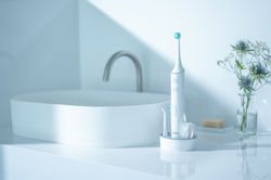 D2C通販撮影カメラマンが、歯磨き動作を手元の自然な流れとして生活描写に落とし込んだ構図。