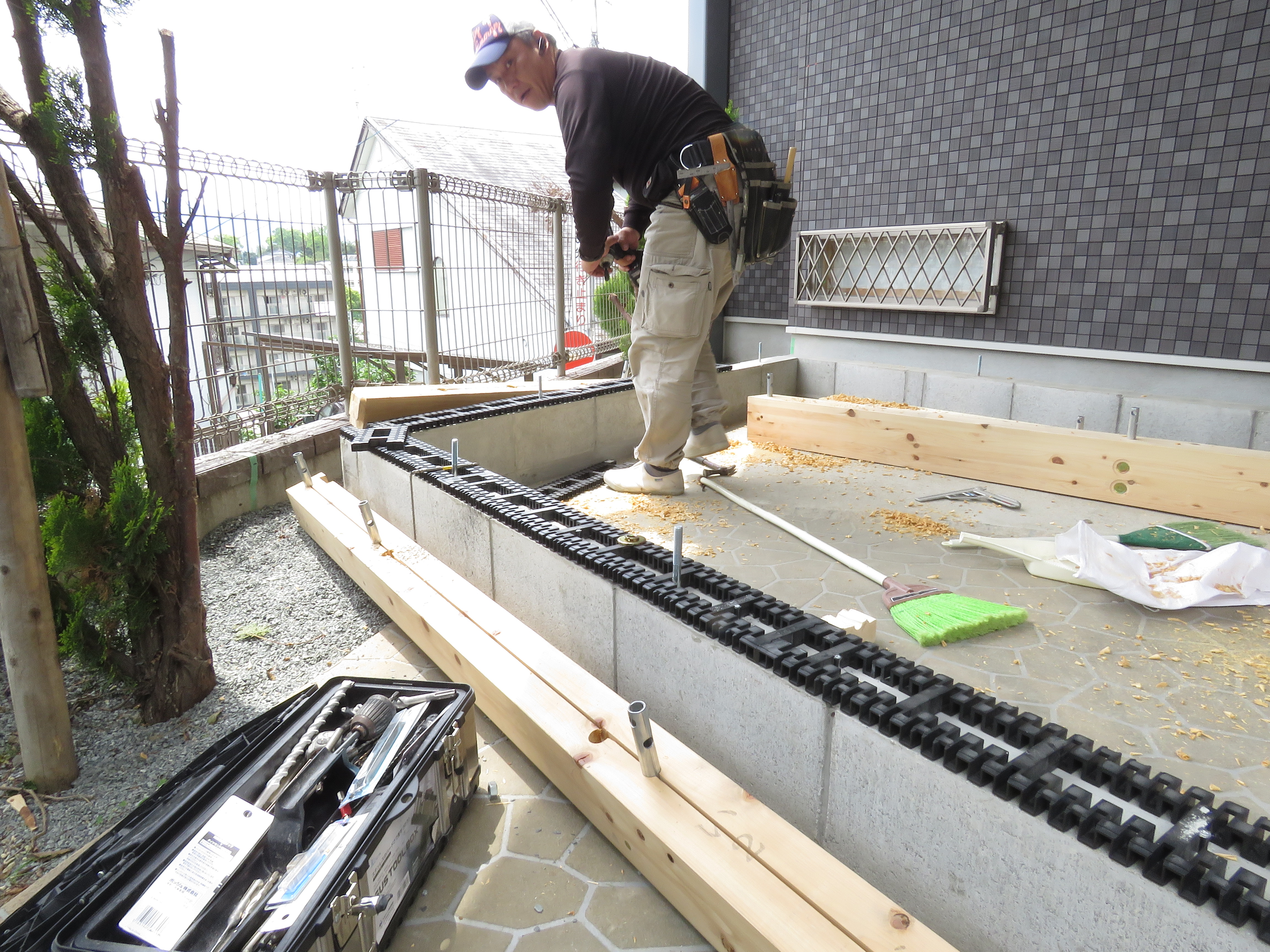 ガレージの土台の上に基礎パッキンを並べる。