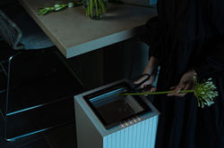 通販モデル撮影カメラマンが、ZitAを操作する日常の仕草をECサービス向けに柔らかく記録。