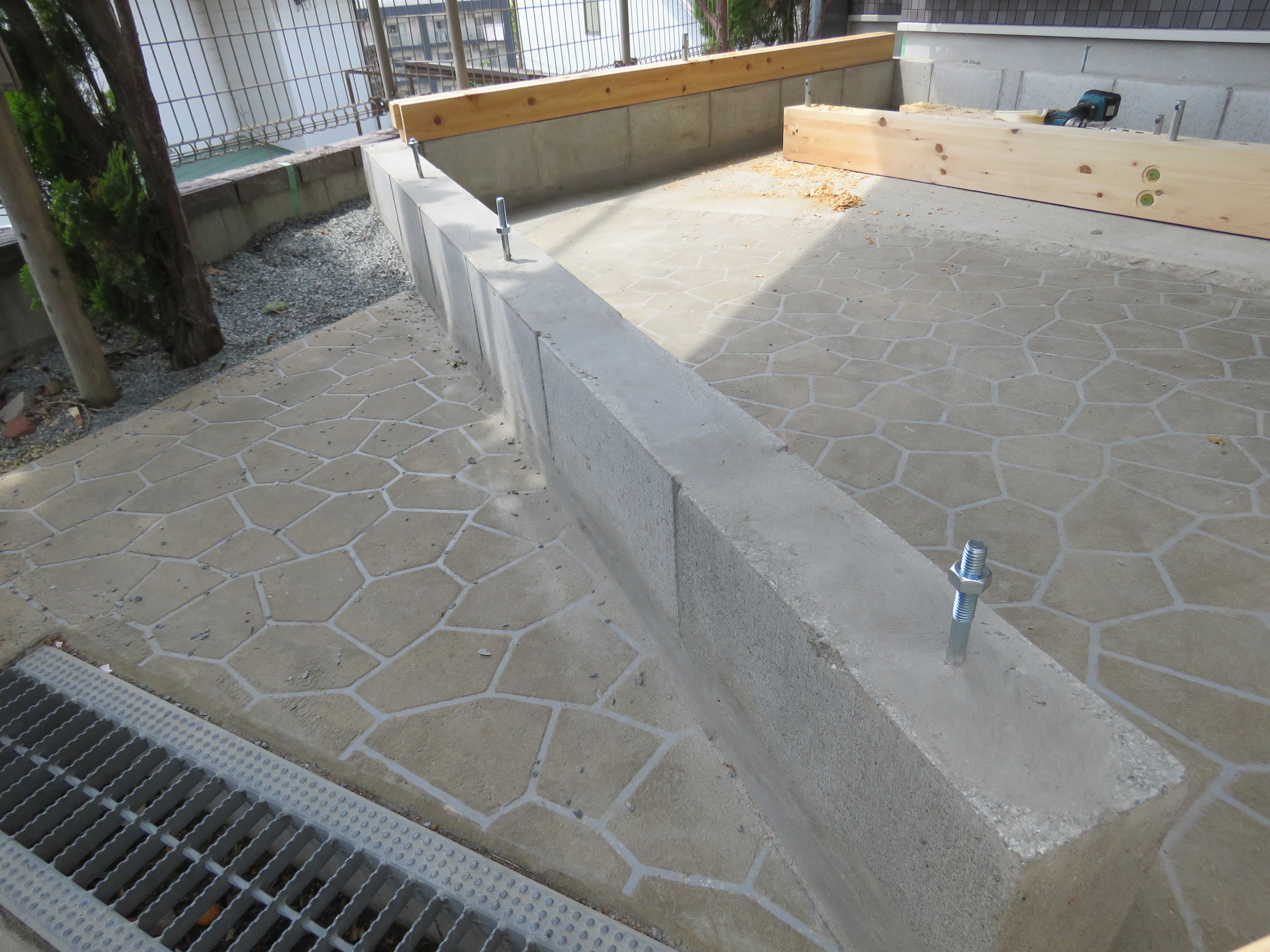 地面の水平をとり基礎ブロックを並べアンカーボルトを埋めて養生