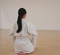 正  座をする女性