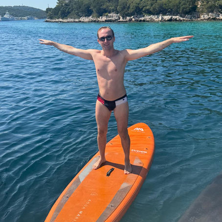 Solo Freedom or Group Joy? Finding Your Ideal Holiday Rhythm
