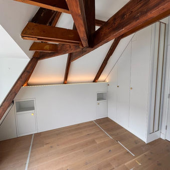 bovenwoning in Amsterdam zuid, interieurbouw kasten onder schuin dak