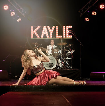 Kaylie zingt op het podium