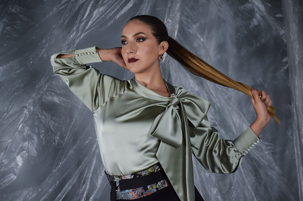 Elegantna bluza s velikom mašnom