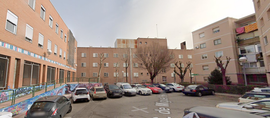 Una vecina denuncia el abandono de la zona ajardinada tras el Imagina: orines, consumo y años de dejadez