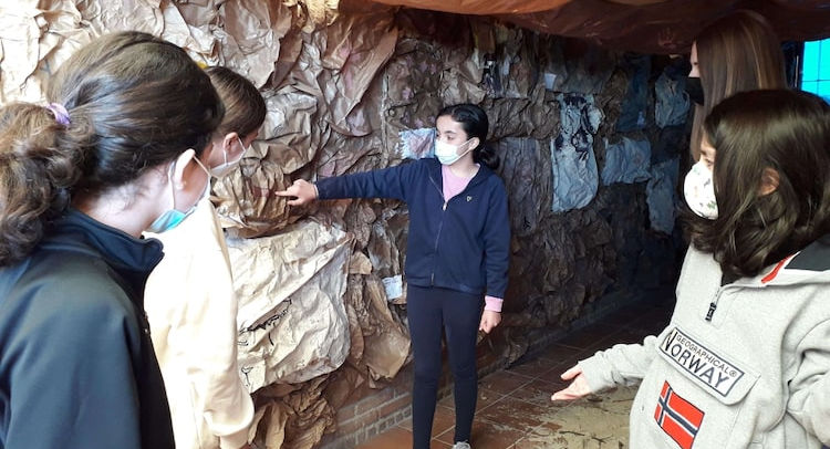 La "neocueva" que traslada al colegio Base a la prehistoria