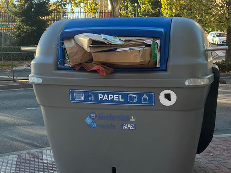 Contenedores desbordados y suciedad: El PSOE de Alcobendas denuncia el "desastre de la limpieza" en la ciudad