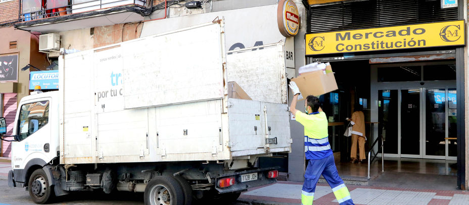 Alcobendas retira el cartón en 60 comercios del distrito norte y centro 