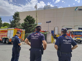 Los bomberos extinguen un incendio en una empresa de la zona industrial de Alcobendas