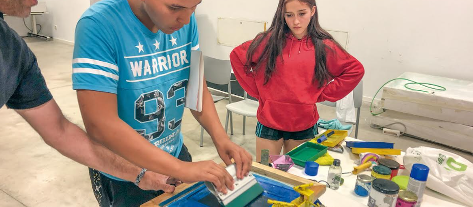 Jóvenes de Alcobendas del proyecto Akuario se inician en el mundo del grabado