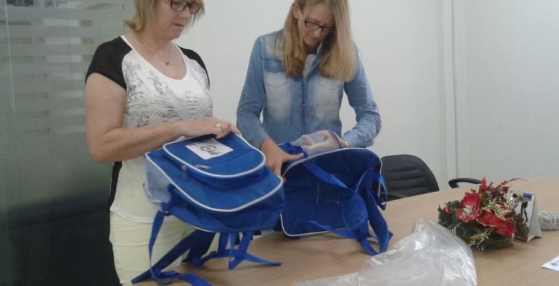 OSBr acompanha entrega de mochilas em Guabiruba