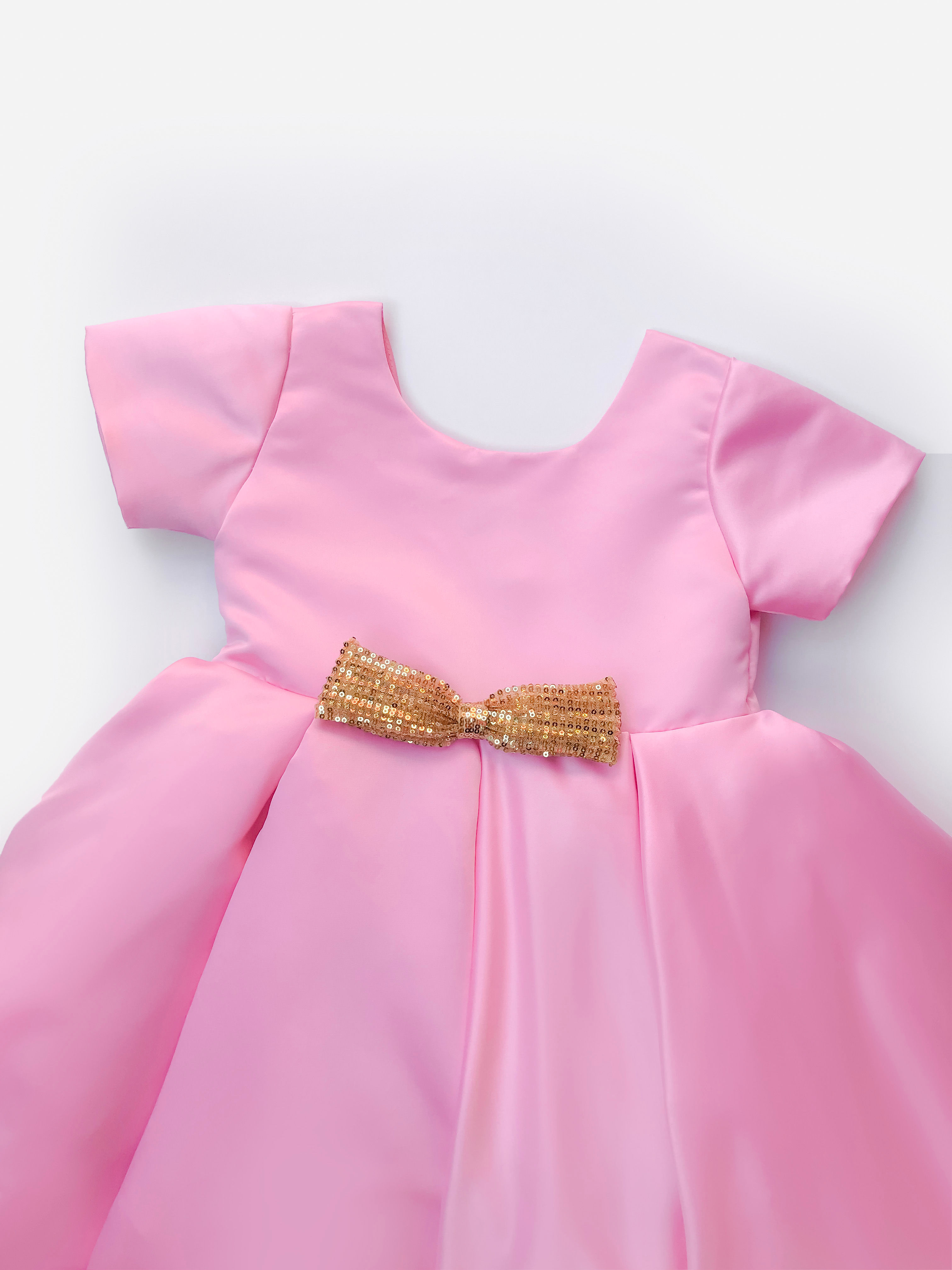 Vestido rosado elegante con doble lazo lentejuela