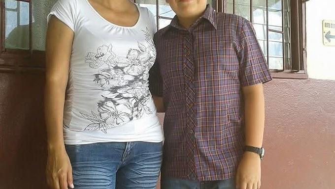 César Ortega Sánchez egresado de la institución con la profesora Lisbeth Morales, foto del año 2013, fiesta de salida a vacaciones, última fiesta de la generación 2013.