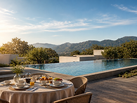 photo petit-dejeuner au bord de la piscine