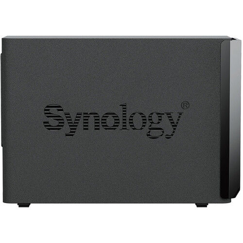 Miniature : Vue latérale en perspective du Synology DS225+ montrant le logo Synology et le design compact du boîtier deux baies.