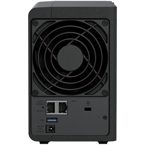 Vue arrière du Synology DS225+ avec le ventilateur, les ports réseau 2.5GbE et 1GbE, le port USB, le connecteur d’alimentatio