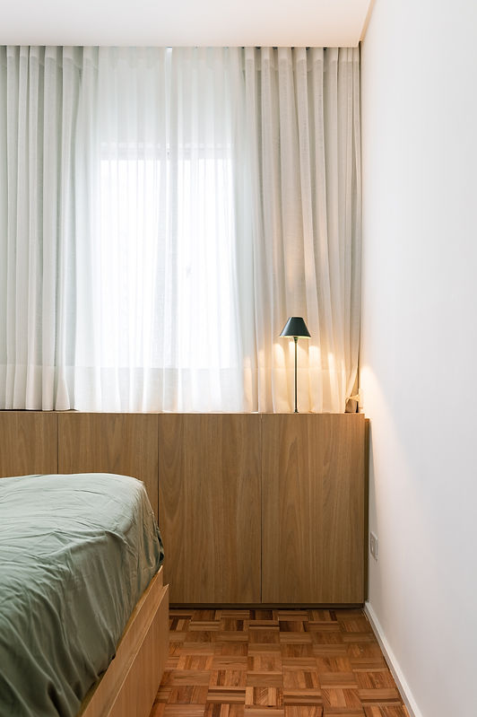 quarto com armário, roupa de cama verde, abajur, madeira, neutro