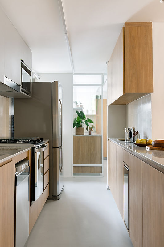 Cozinha tons neutros, madeira, integração com lavanderia