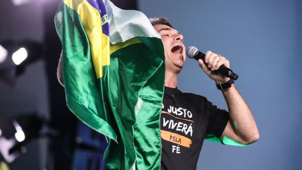 Flávio convoca diplomatas e mente sobre urnas