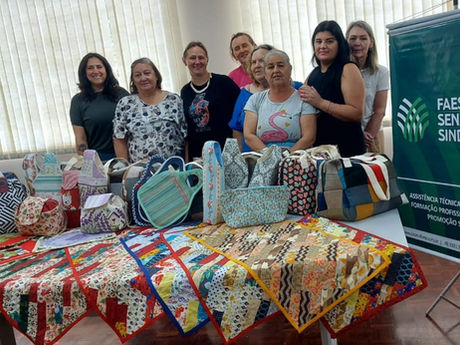Curso de artesanato de costura em tecido para mulheres do Centro da Mulher