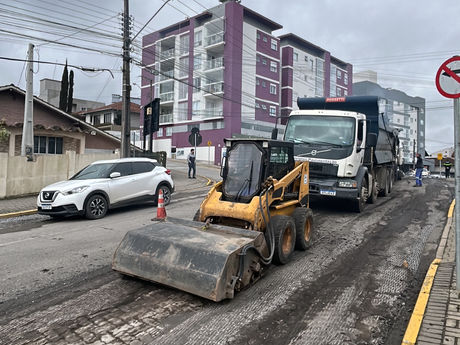 Obras inicia nova fase de recapeamento asfáltico em ruas da cidade