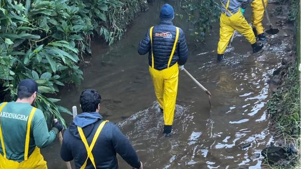 Prefeitura realiza limpeza das galerias pluviais no Centro para ampliar a vazão da drenagem