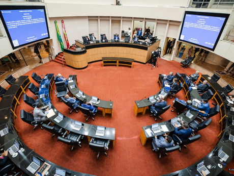 Oito prefeitos renunciam, nove deputados mudam de partido: o que mudou em SC com o fim da janela