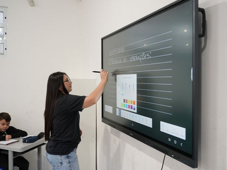 Secretaria de Educação de Penha instala lousas digitais nas escolas