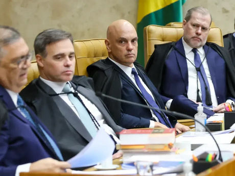 Dino pede vistas e adia decisão do STF sobre Moraes