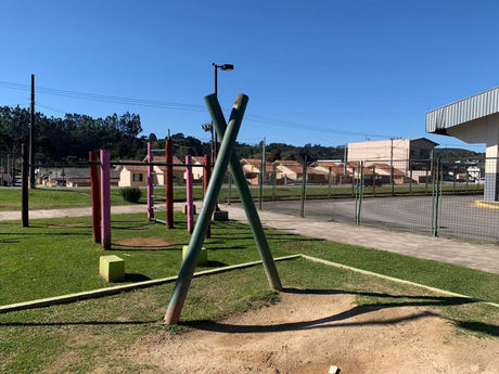 Parquinho desaba e criança se machuca