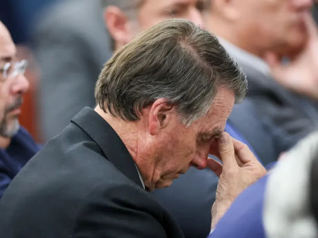 Moraes decreta prisão domiciliar de Jair Bolsonaro; PF faz buscas na casa do ex-presidente