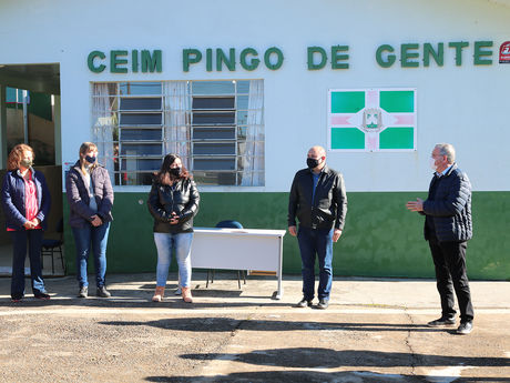 Tomazini e Josias entregam ordem de serviço para reforma no CEIM Pingo de Gente