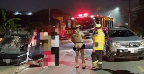 Carro capota na Wunderwald e motorista sobre lesões